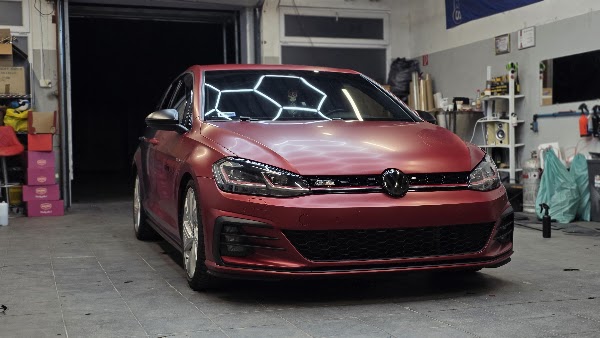 Piros-fekete VW Golf 7 GTI fóliázás